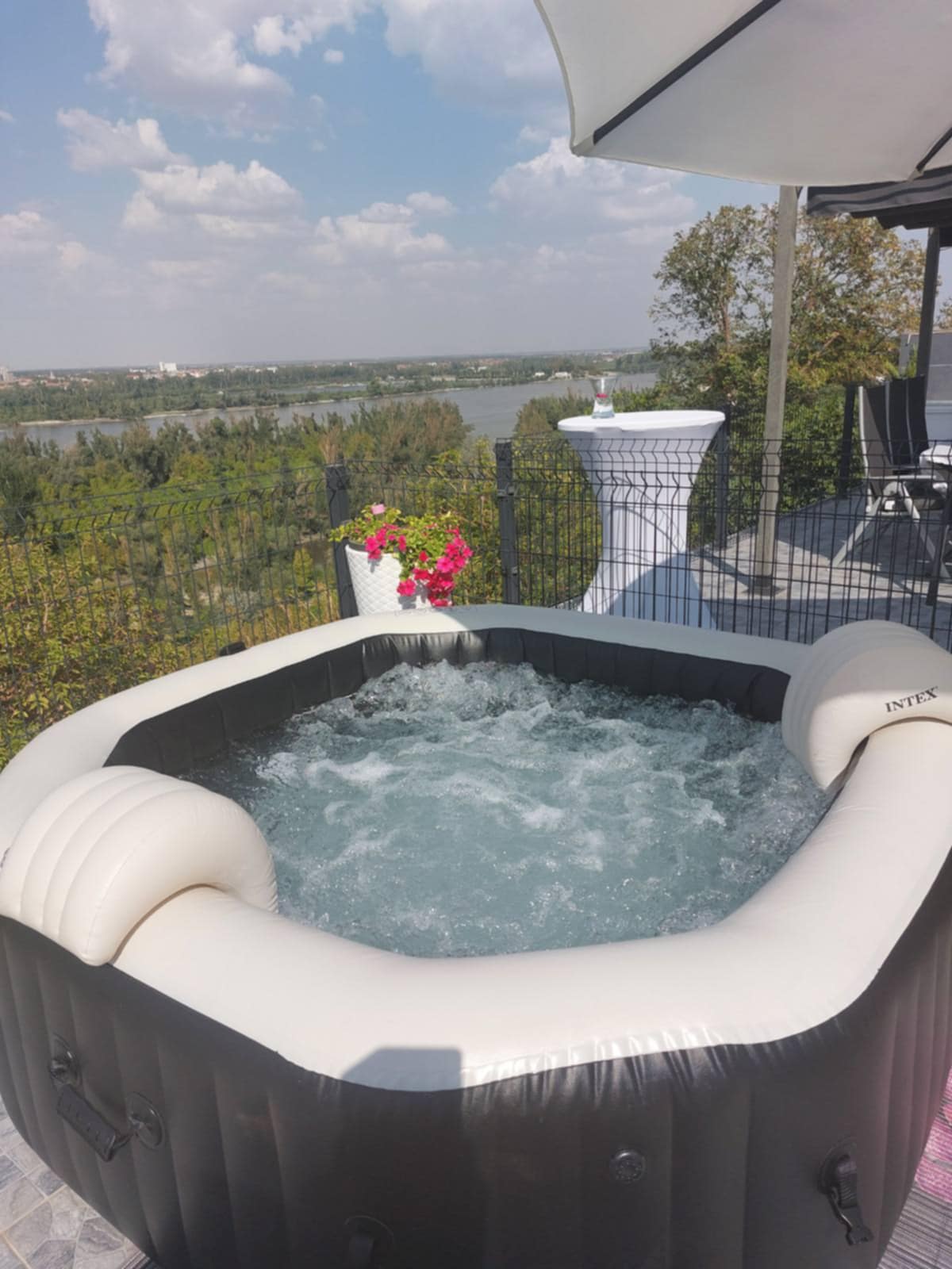 Dvorište - Apartmani 'Dunavski san' ****